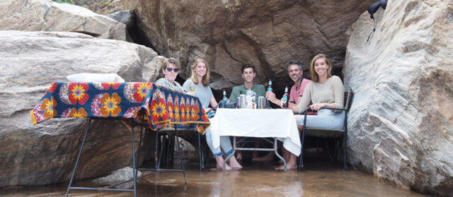 familie lunch tussen de rotsen een bijzondere plek activiteit tanzania