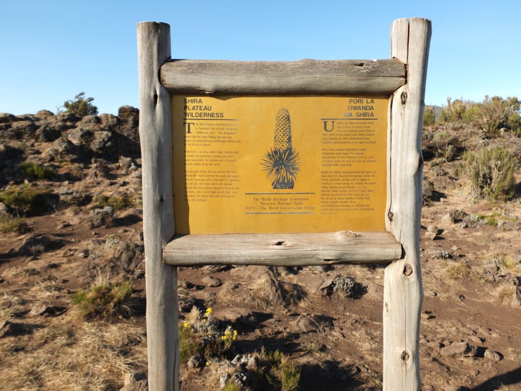 informatiebord over shira plateau op de kilimanjaro