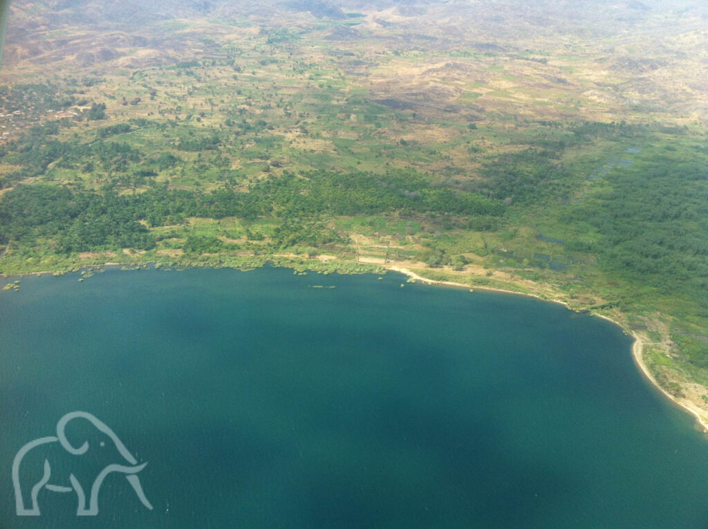 vanuit de luchteen stukje van Lake Tanganyika en het groene land daarachter