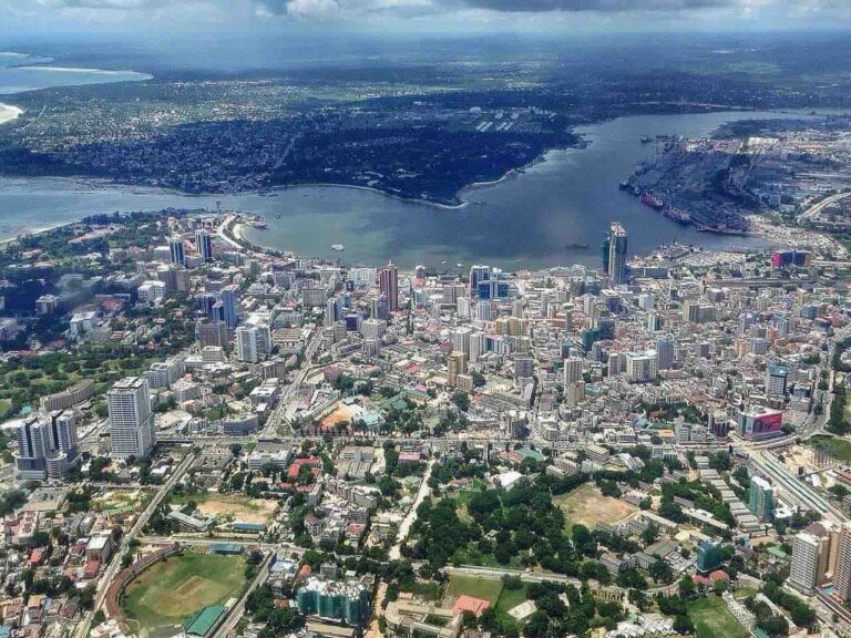 Vanuit de lucht een overzicht van de stad Dar es Salaam