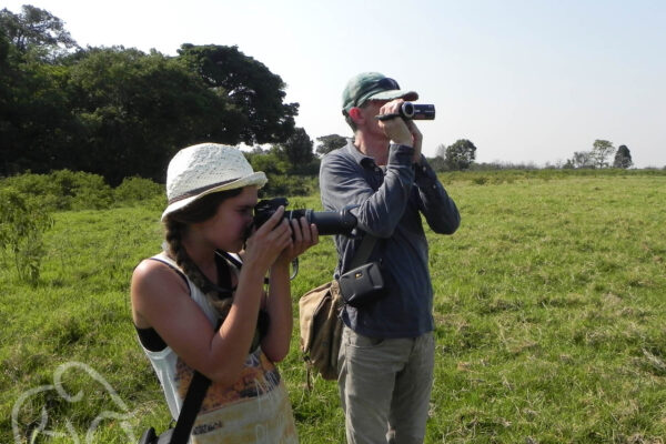 man en jong meisje aan het filmen en fotograferen tijdens een wandelsafari in arusha national park tanzania