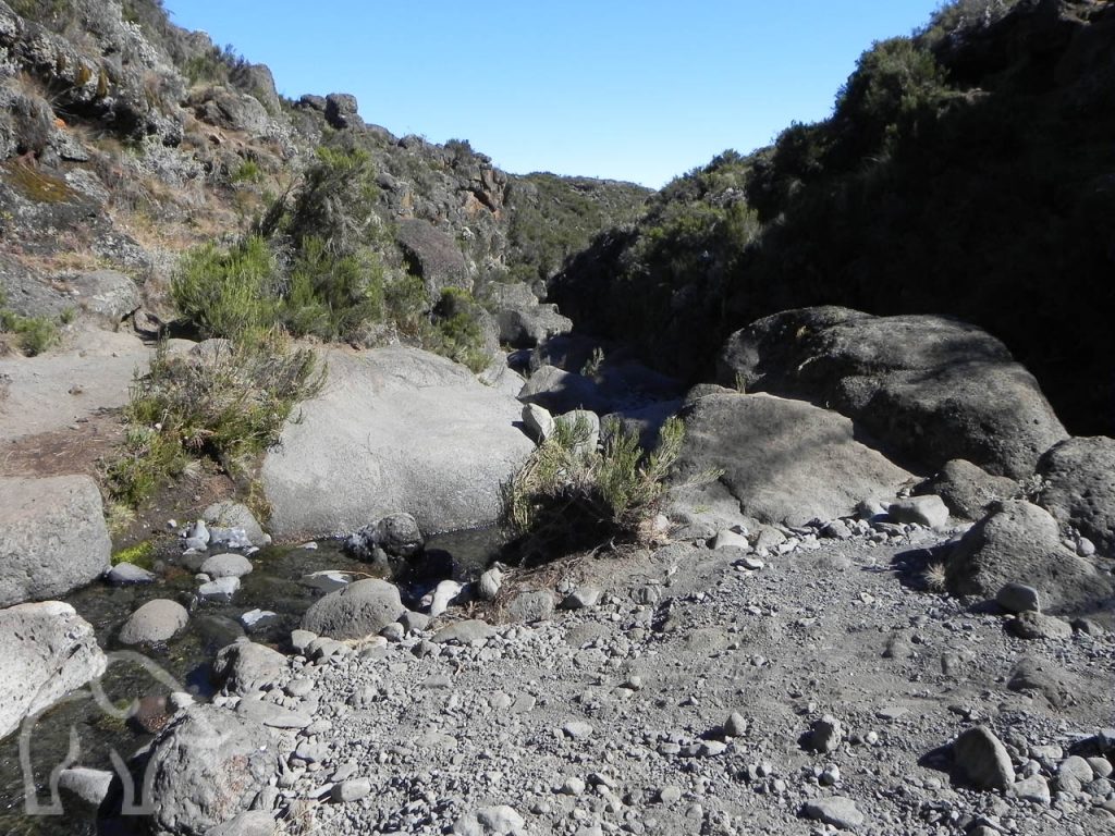 op de Kilimanjaro rotsen met een klein watertje vlakbij het Shira plateau