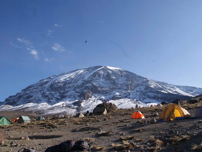 kleine tentjes bij barafu camp op de kilimanjaro met de besneeuwde top op de achtergrond tanzania