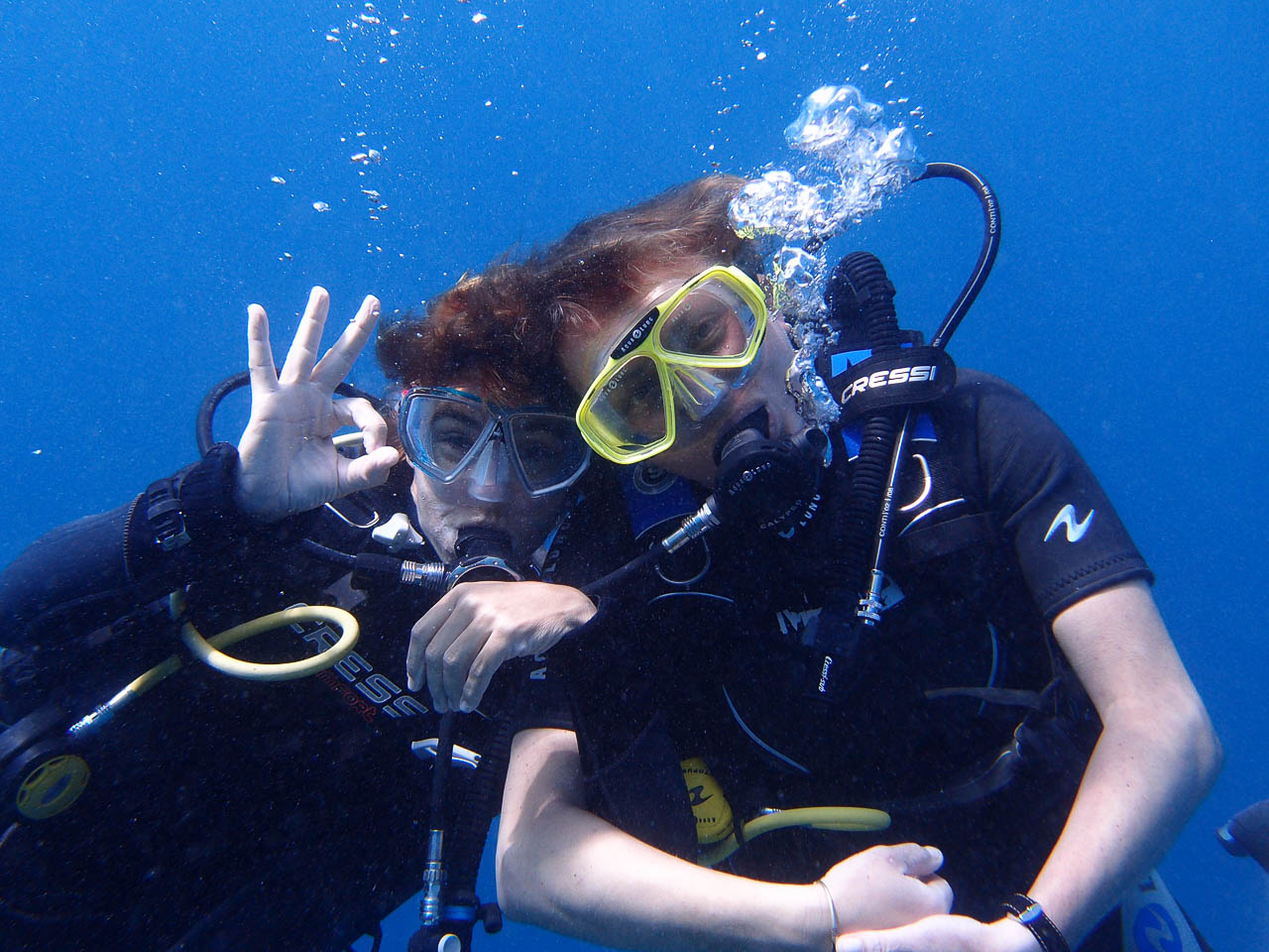 twee poserende duikende mensen bij sunshine marine lodge zanzibar