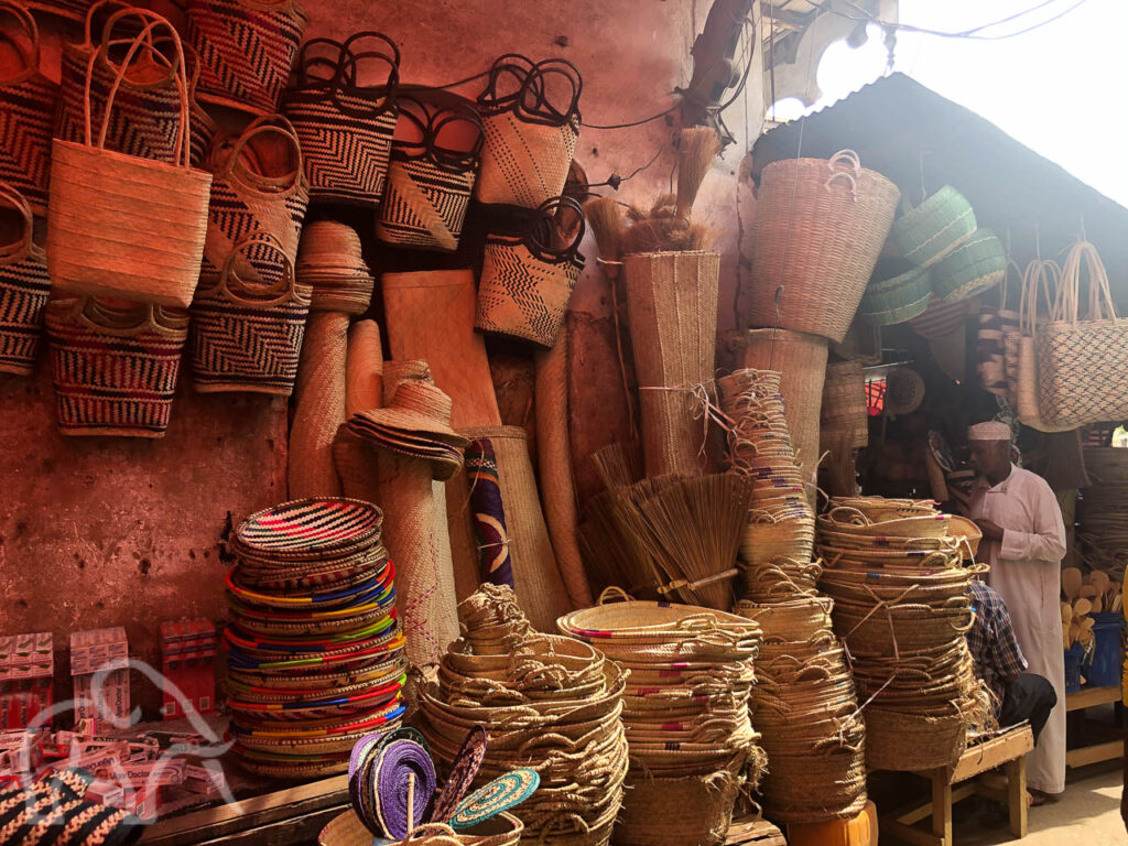 rieten manden in alle soorten en maten op de markt Stone Town tanzania