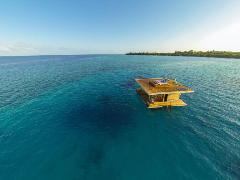 Indische oceaan bij pemba met een vierkante onderwater kamer van een lodge speciaal voor 2 personen ideaal voor een huwelijksreis in tanzania