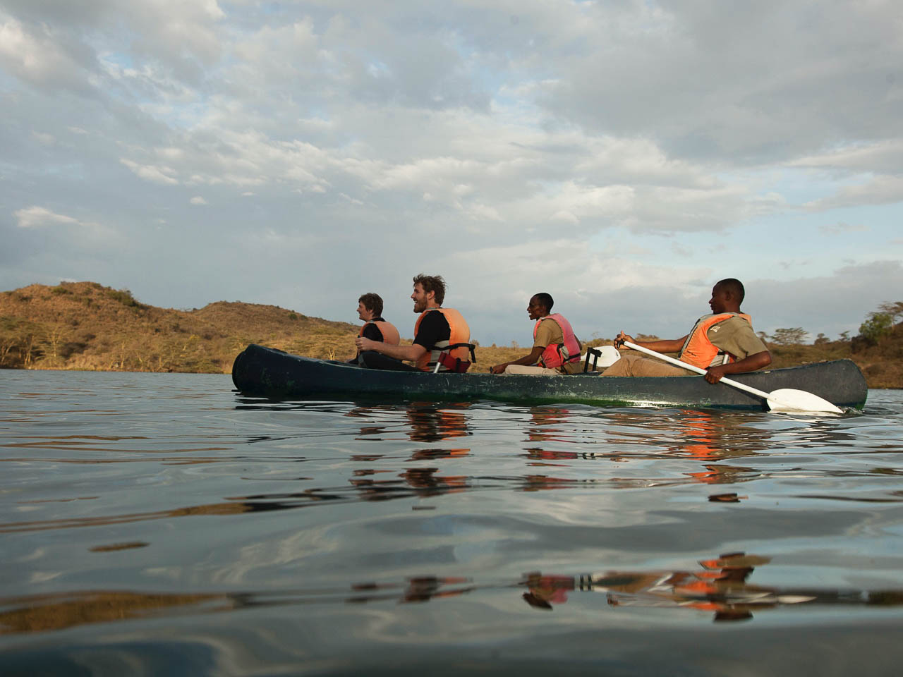 twee kano's naast elkaar met vier mensen erin op het meer in arusha national park tanzania
