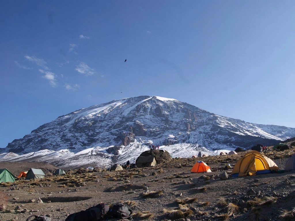 kleine tentjes bij barafu camp op de kilimanjaro met de besneeuwde top op de achtergrond tanzania
