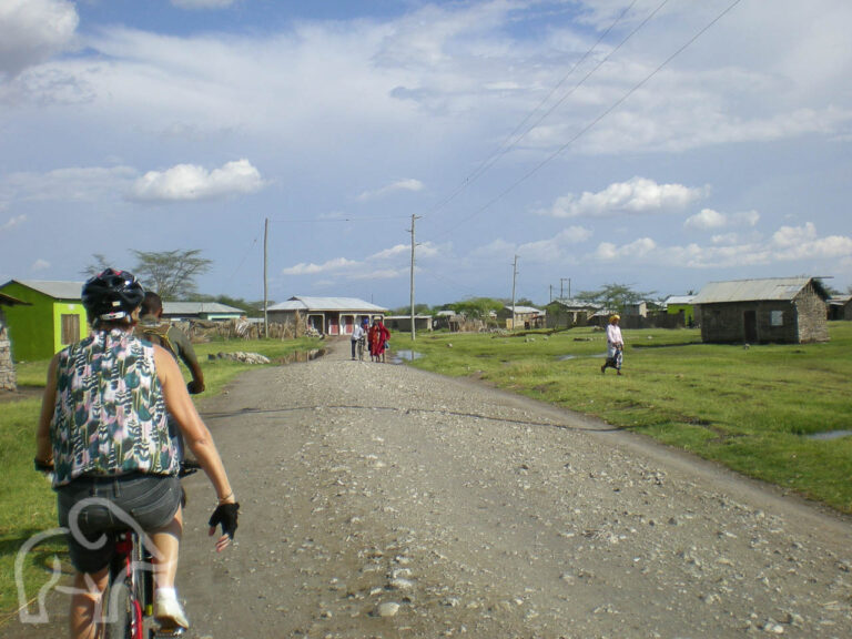 2 mensen op een mountainbike fietsend door een dorpje bij mto wa mbu tanzania