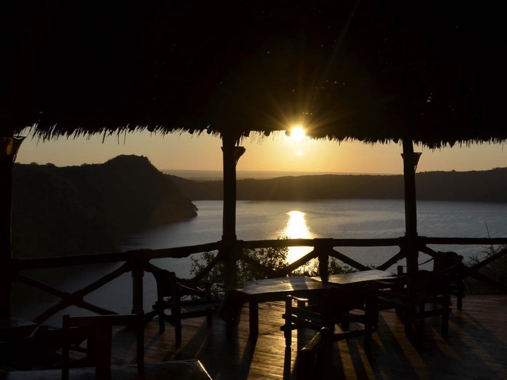 uitzicht op een meer met zonsondergang vanuit het restaurant bij lake chala tanzania
