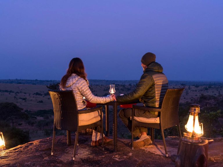 Op je huwelijksreis in Tanzania een romantische sundowner op een bijzondere plek in de Serengeti