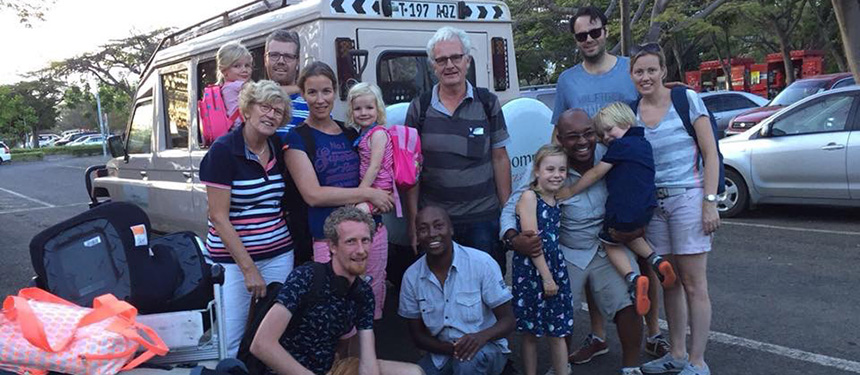familie met opa oma kinderen kleinkinderen gidsen op safari tanzania