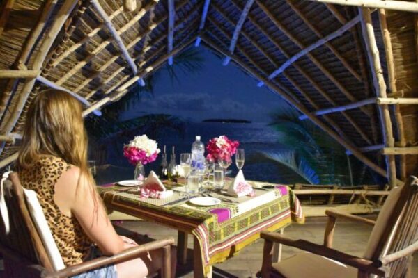 romantisch diner met uitzicht op zee tijdens huwelijksreis door tanzania