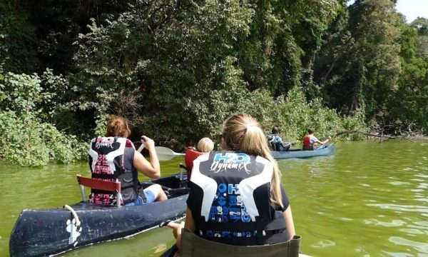 Met 6 mensen en 3 kano's varen op Lake Duluti een leuke activiteit als je in Arusha bent