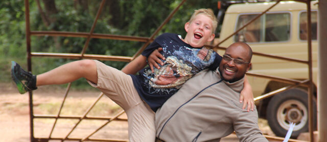 Onze gids met de zoon van onze gasten in de lucht. Gemaakt op een maatwerk safari reis door Tanzania