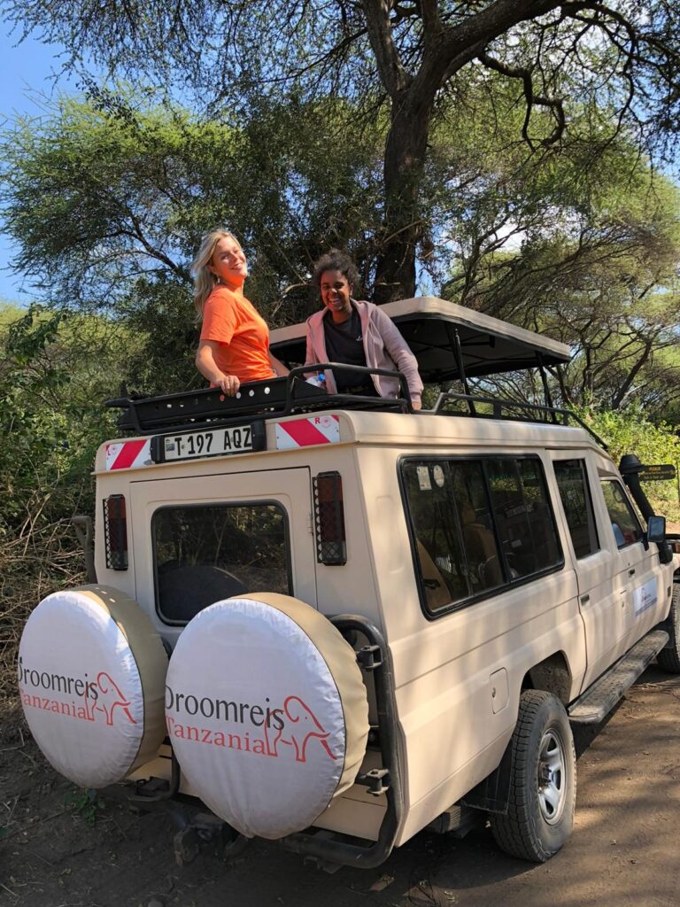De stoere safariauto van Droomreis Tanzania met gasten