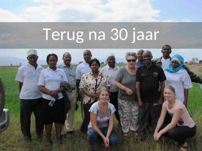 30 daagse safari en cultuur rondreis door Tanzania. De ouders hebben hier 30 jaar geleden gewerkt en willen het land en de plaatsen graag laten zien aan hun kinderen. Tijdens hun rondreis komen ze bekenden van vroeger tegen en maken een groepsfoto waar de ouders en kinderen en de medewerkers op staan.