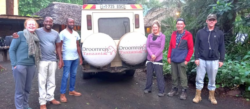 gasten van droomreis tanzania met gids en kok voor de safari auto van droomreis tanzania