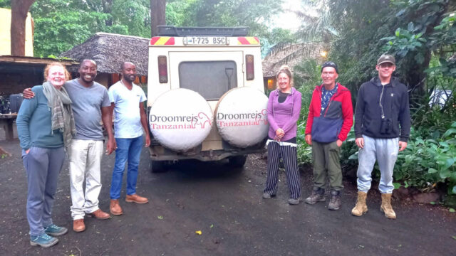 gasten van droomreis tanzania met gids en kok voor de safari auto van droomreis tanzania