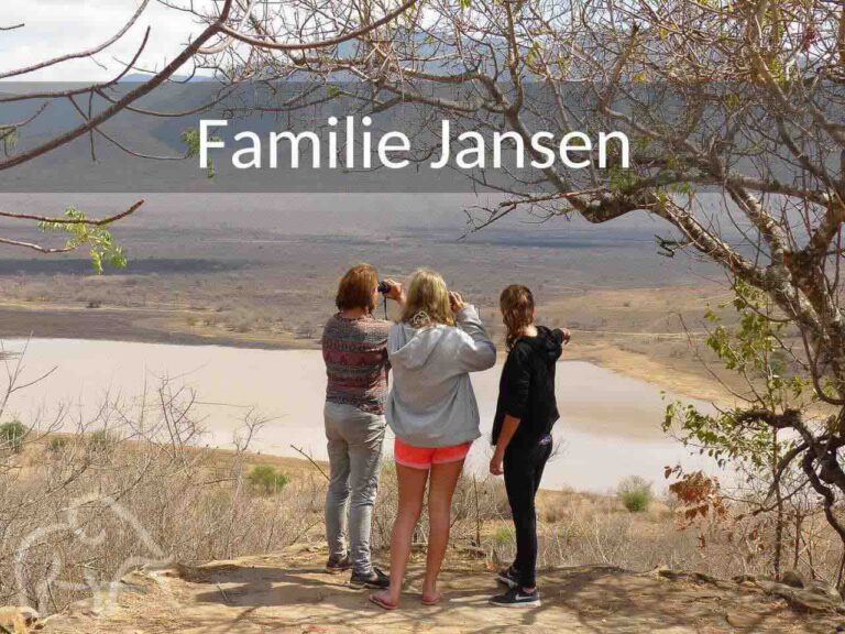 Safari rondreis 18 dagen familie Jansen. Door het noorden van Tanzania en aan het einde een strandverblijf bij Saadani National Park. Tijdens de rondreis staan drie familieleden op een berg met een verrekijker over het landschap van Mkomazi National Park te kijken of ze wild kunnen spotten