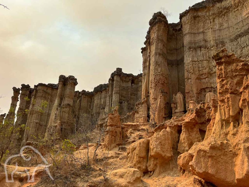 hoge pilaren bij isimilia stone age nabij ruaha national park in tanzania