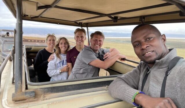 safari gids met gasten in de safari auto