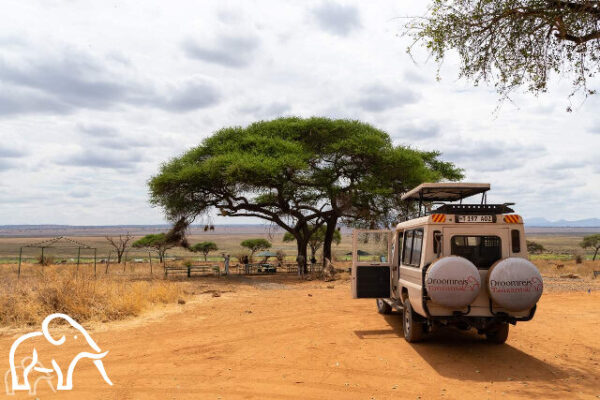 safari auto van droomreis tanzania bij een picknickplek op de serengeti