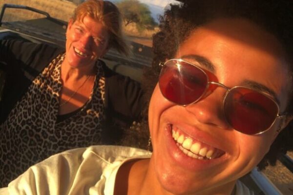 selfie van twee vrouwen staand en lachend in de safariauto in tarangire