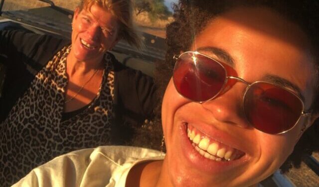 selfie van twee vrouwen staand en lachend in de safariauto in tarangire