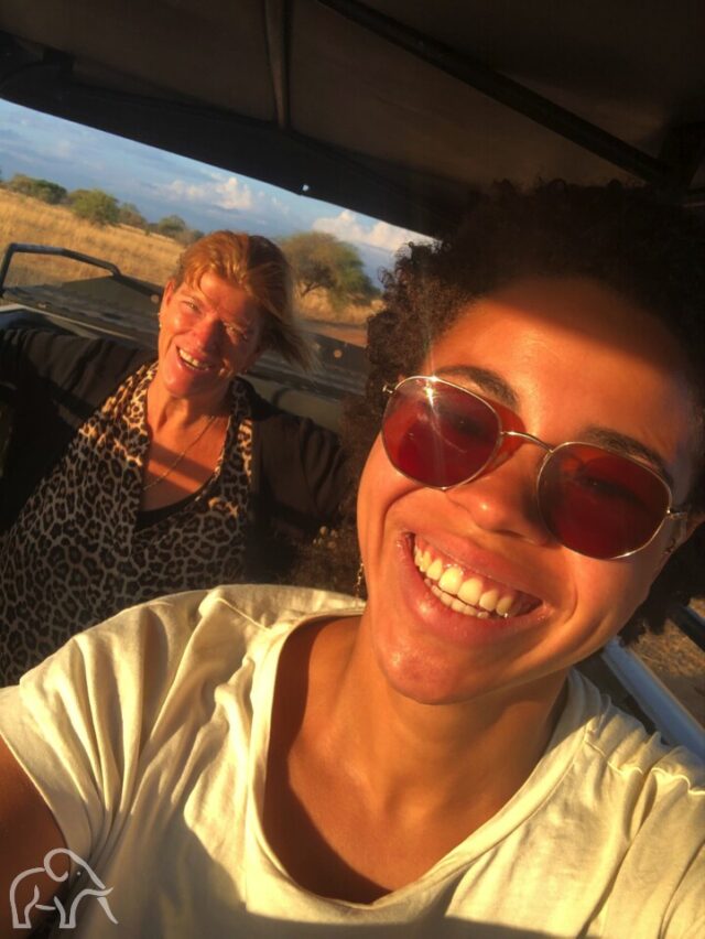selfie van twee vrouwen staand en lachend in de safariauto in tarangire