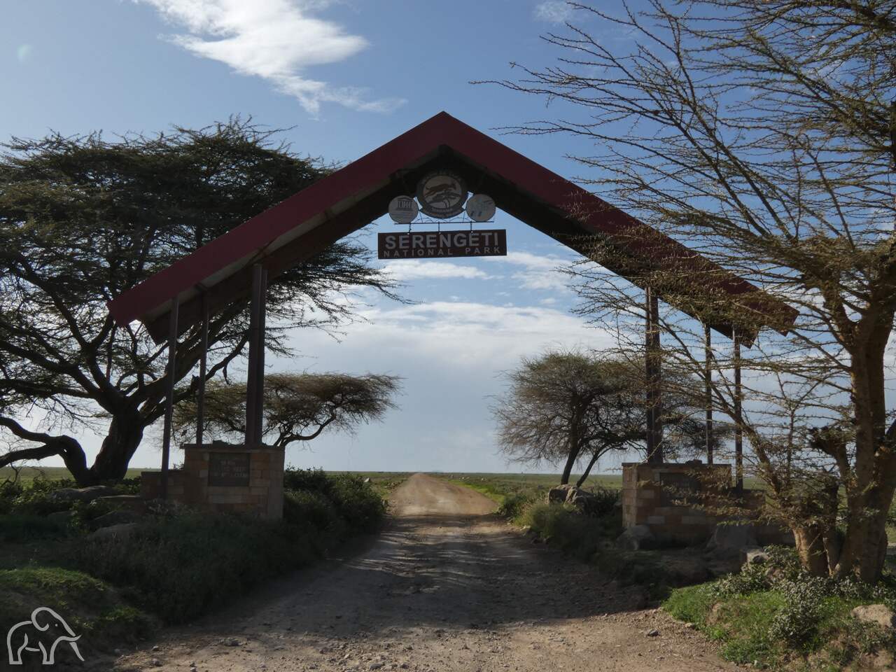 driehoekige toeganspoort naar de serengeti. In het midden het naambord van de serengeti national park