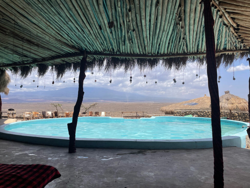 Uitzicht op de steppe vanaf het zwembad bij de Osiligilai lodge