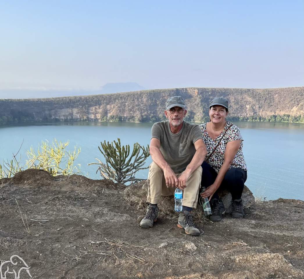 Safari Tanzania eigenaren van Droomreis Tanzania zittend op een steen tijdens een inspectiereis bij Lake Chala