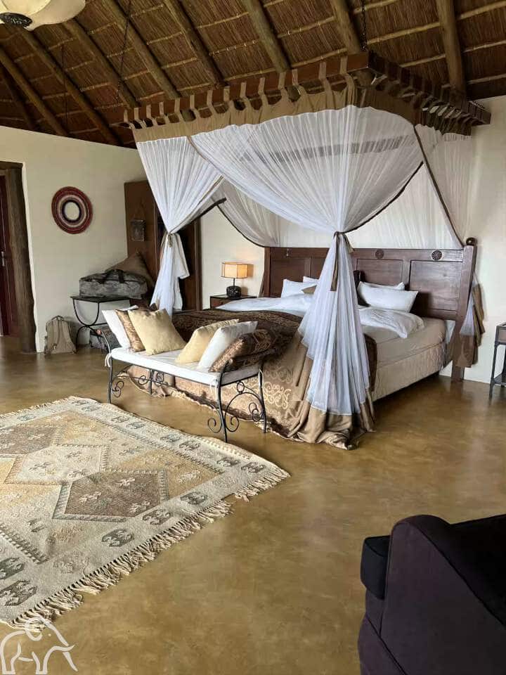 Safari Tanzania. Accommodatie lodge met mooi opgemaakt bed en klamboe