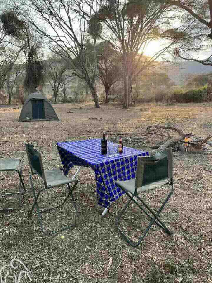 Kampeersafari special campsite Tanzania. Biertje, wijntje op een tafel met daarachter een tentje en verder niemand.