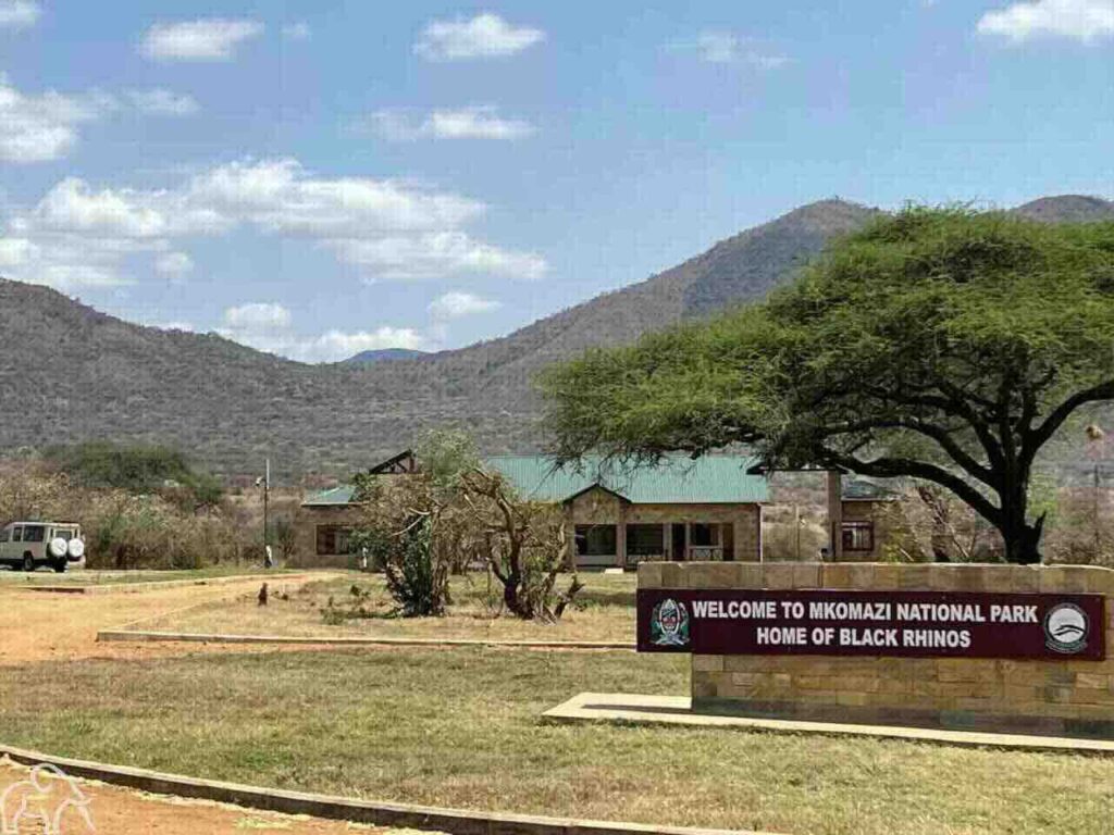 Entree van Mkomazi National Park Tanzania. Bord met de naam van het park erop en daarachter de ingang