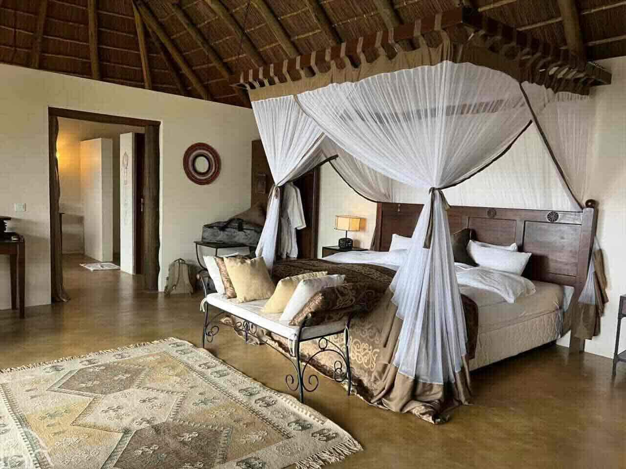 Huwelijksreis Tanzania. Mooi opgemaakt bed met klamboe in een accommodatie in de regio Manayara Tanzania
