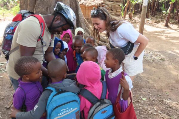 bezoek aan een schooltje tijdens een mountainbike tour safari tanzania