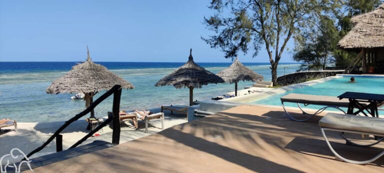 Verschillende ligbedden op het strand van Zanzibar