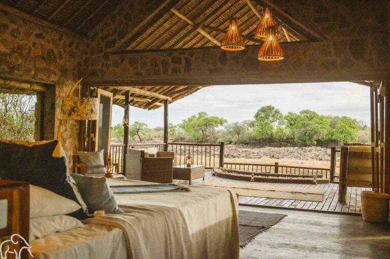 Uitzicht over de Ruaha rivier vanuit de ruime kamer van Ruaha River Lodge Tanzania