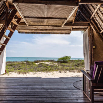 uitzicht vanuit de banda uitzicht vanuit een banda op zandduinen met groen en daarachter een azuurblauwe zee op Fanjove