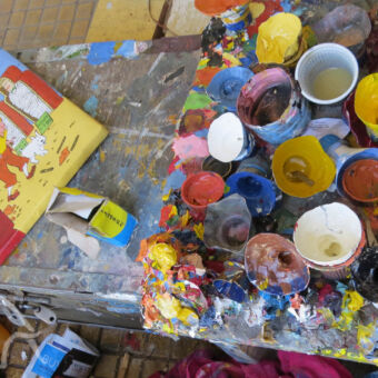 tinga-tinga schilderkunst allemaal halflege potjes die gebruikt zijn voor het schilderen