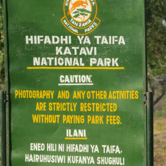 informatie bord in het swahili over het fotograferen