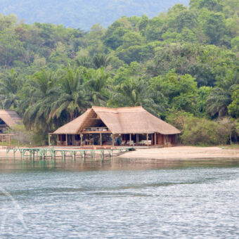 Mbali Mbali camp Vanaf de boot op het meer Tanganyika uitzicht op een steiger ,strand en Mbal Mbali lodge in Mahale
