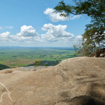 magisch uitzicht uitzichtpunt van de rondvormige rotsen bij Udwungwa mountains over de valleien veel groen en een bewolkte lucht