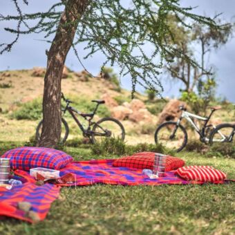 Even uitrusten tijdens een fietstocht op mooie kleden en met lekkere koffie