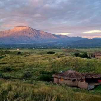 Uitzicht vanuit de lodge op Mount Meru