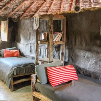 Details van de mooie gedecoreerde kamer waarin twee eenpersoons bedden staan