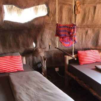 Twee eenpersoonsbedden in een mooi gedecoreerde kamer Africa Amini