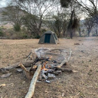 Op een speciale campsite in Mkomazi zonder andere gasten een hele speciale overnachting in een koepeltentje tussen de dieren